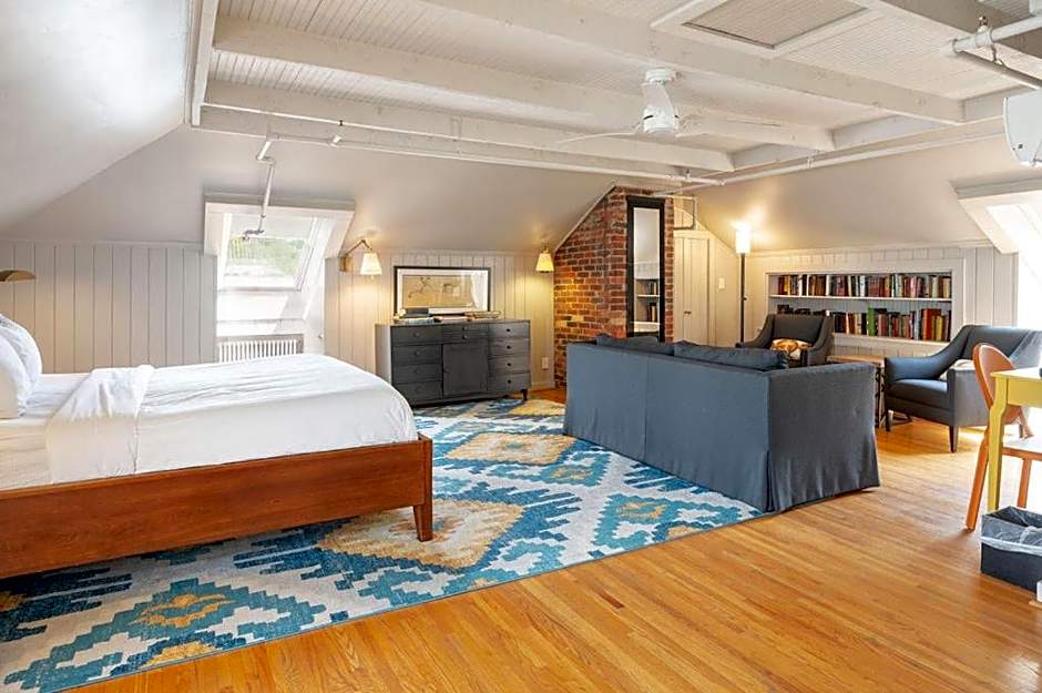 Oakhurst Inn at the University