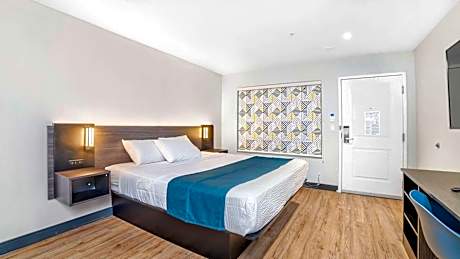 King Room with Roll-in Shower - Disability Access - Non-Smoking