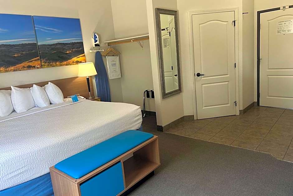 Days Inn & Suites by Wyndham Columbus NE