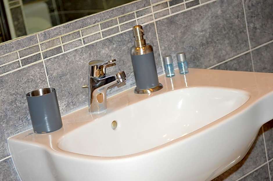 Check-Inn Rooms