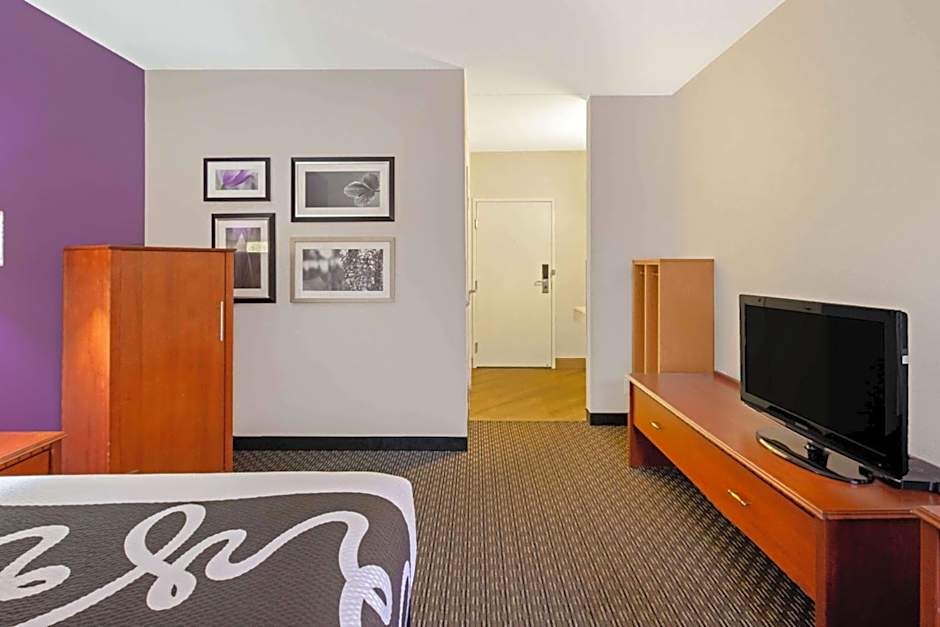 La Quinta Inn & Suites by Wyndham Miami Airport East