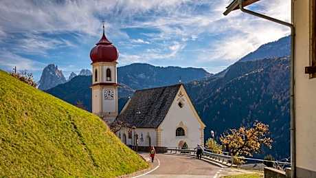SAN PIETRO DOLOMITI Small Budget Hotel