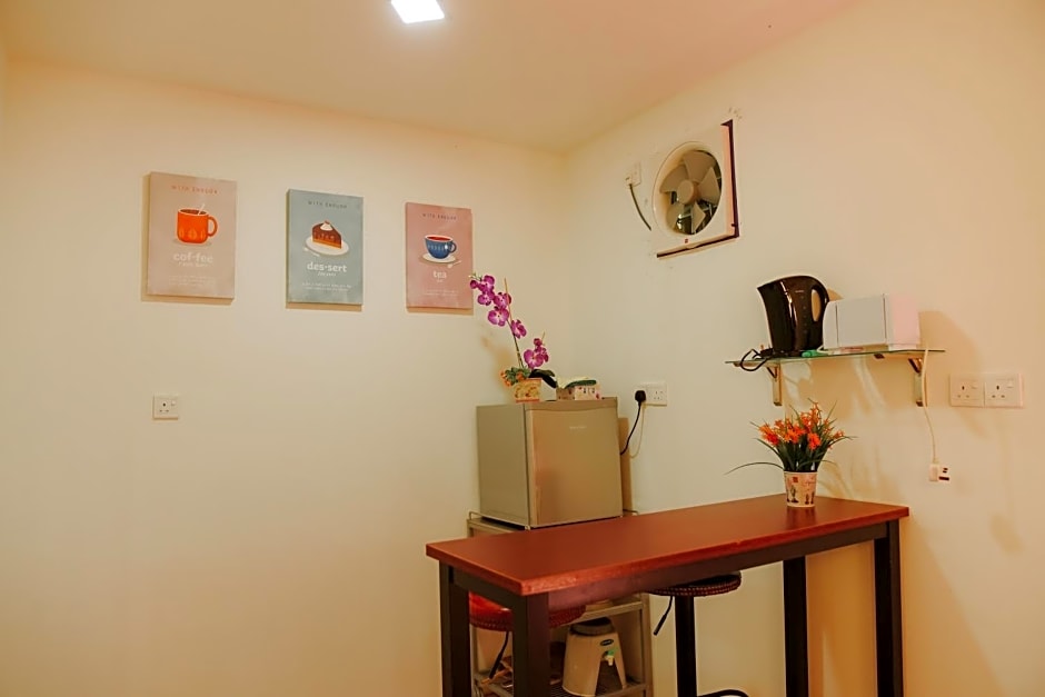 Yellow Cube at Lumut Cube Homestay Kontena