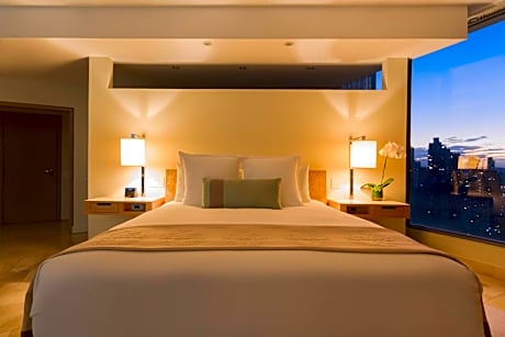 Curve, Suite, 1 King, Partial ocean view, Balcony