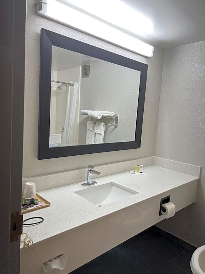 Super 8 by Wyndham Clemmons/Winston-Salem Area