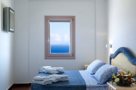 DELUXE WITH OUTDOOR JACUZZI & CALDERA VIEW