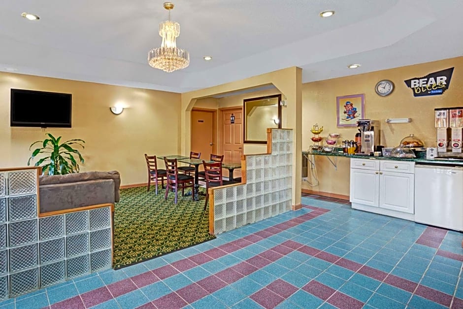 Travelodge by Wyndham Forest Park Atlanta South