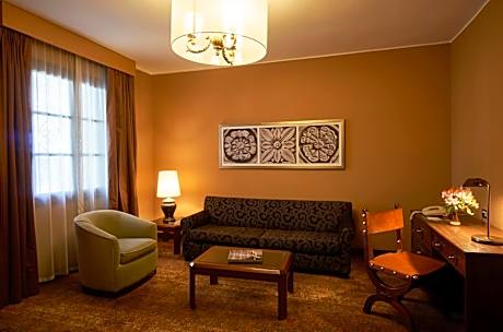 Junior King Suite - Non-Smoking