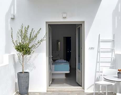 Deluxe Room Pool Front