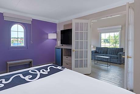 Deluxe King Suite - Non-Smoking