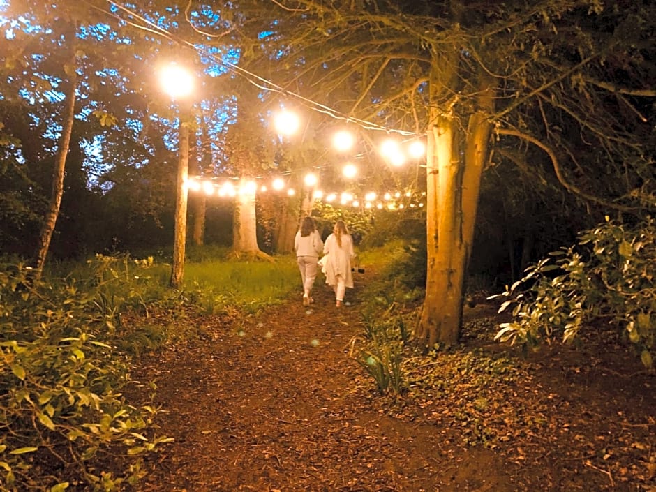 Somerleyton Meadows - The Hideaway Hut & Hot Tub