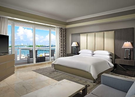 Grand Suite 1 King Bed Bayview With Balcony