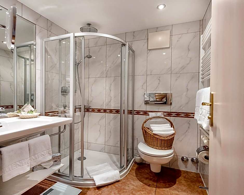 Hotel Norica - Thermenhotels Gastein mit dem Bademantel direkt in die Therme