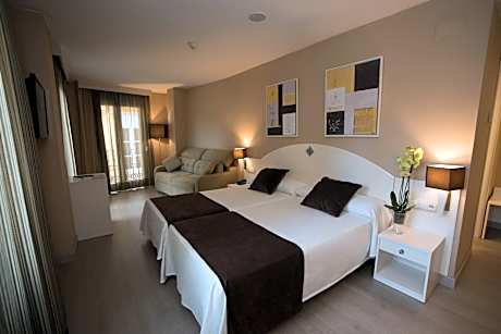 Family Room (2 Adults + 2 Children)