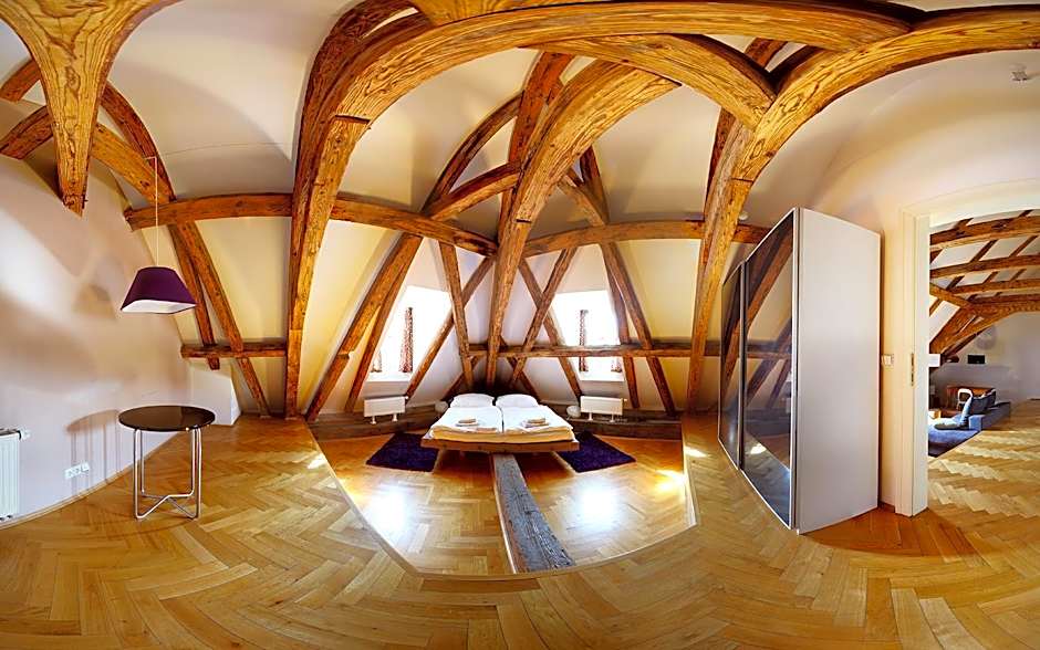 Three Golden Crowns Apartments