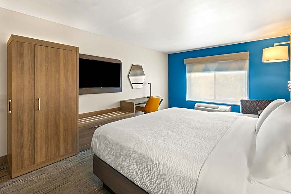 Holiday Inn Express & Suites Fairmont By IHG