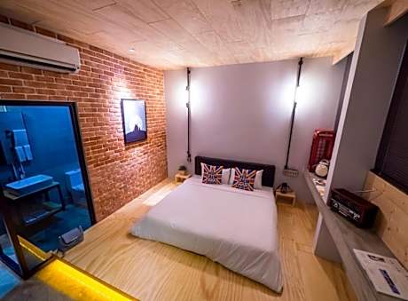 Deluxe Double Room with Window