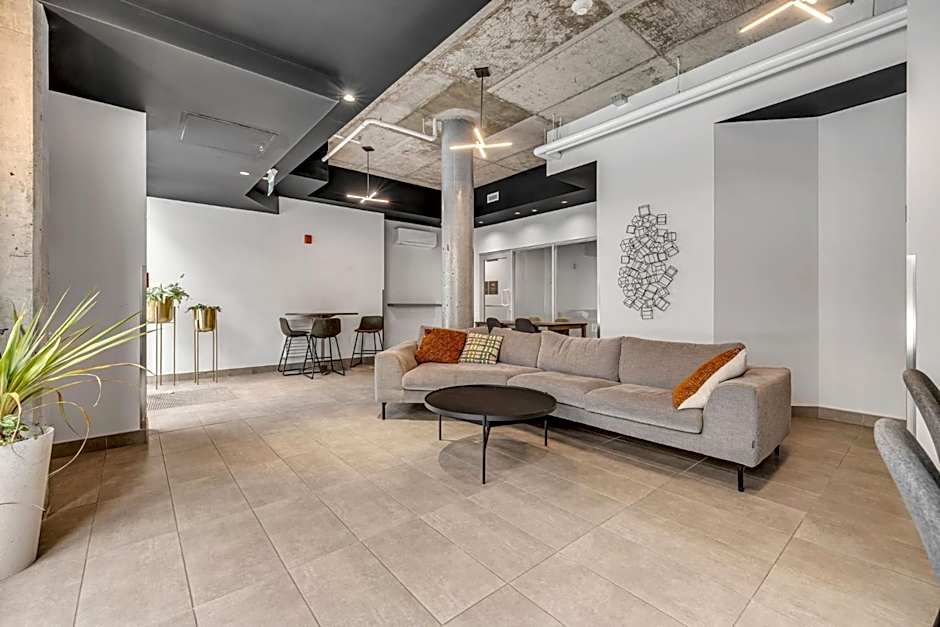 Initial-Matisse- Quebec-parking and pool