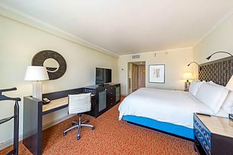 1 King Classic Club Lounge Access