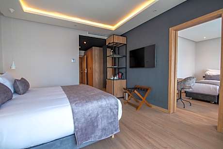 Deluxe Family Room Pool View