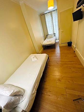 Basic Twin Room with Shared Bathroom