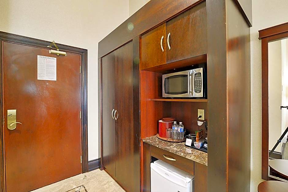 Woodbine Hotel & Suites