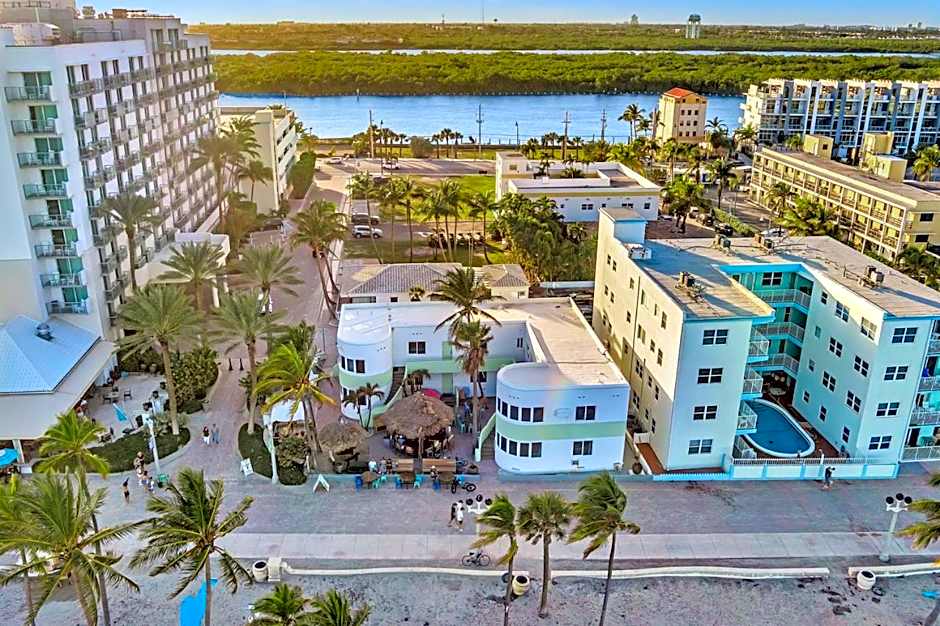 Walkabout 5 Retro Hotel on the beach with live music and a bar