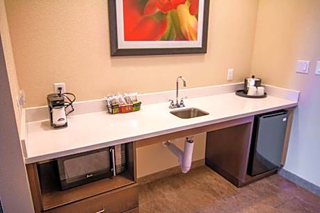 Studio with Two Queen Beds and Roll-In Shower - Mobility Access/Non-Smoking