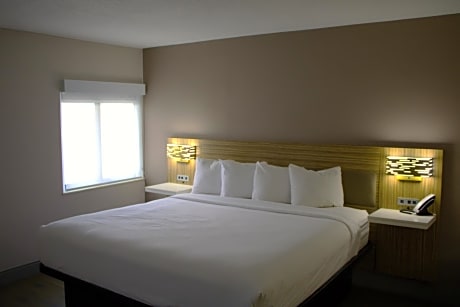 King Room with Bath Tub - Mobility/Hearing Accessible - Non-Smoking