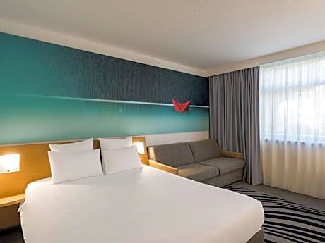 2 Adjacent Rooms
