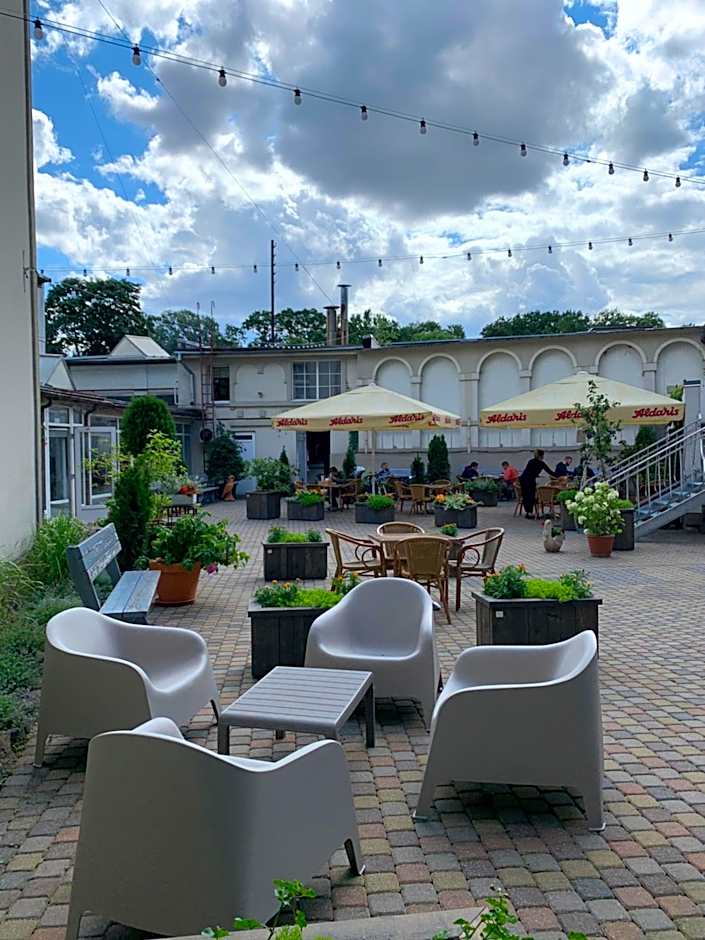 NB hotel with free parking