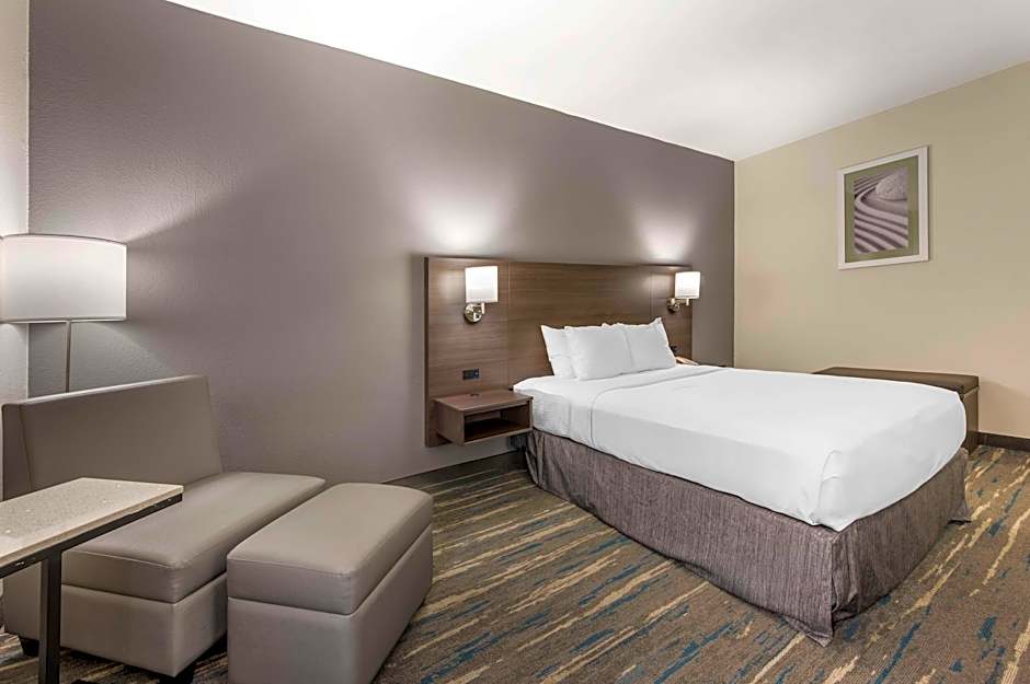 Photo 1 of 6 of 1 Queen Bed, Hearing/Mobility Accessible, Roll in Shower