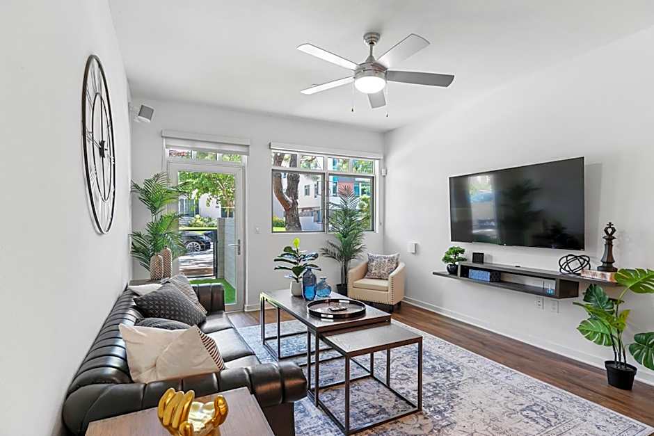 Beverly Grove Chic City Oasis 2 BR Apt with Den 138