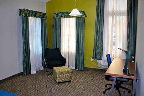 1 King Bed Suite Non-Smoking
