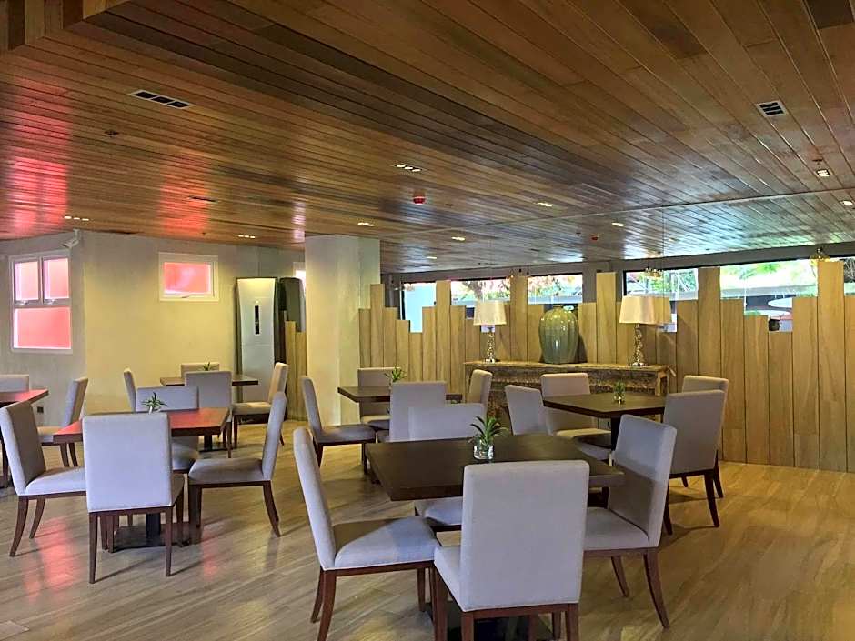 Tom's Cabin Hotel