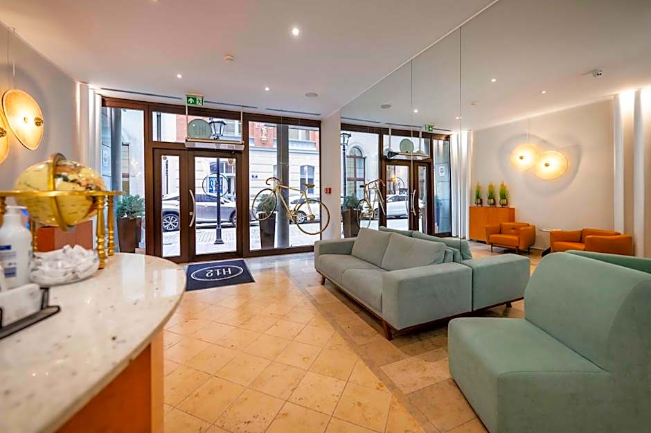 Hotel H12