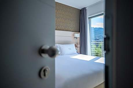Standard Double Room with Lateral Lake View