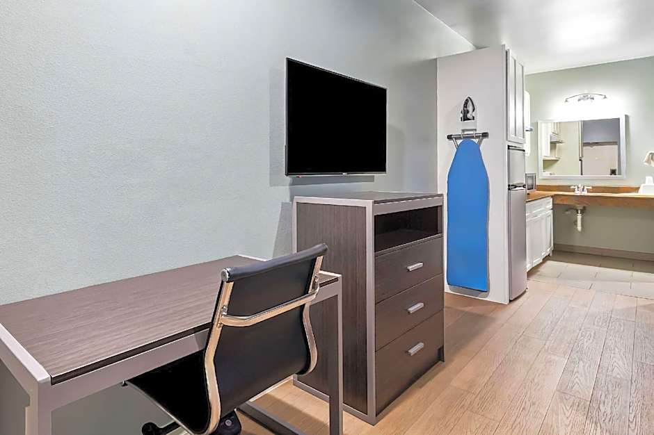 Econo Lodge Inn & Suites