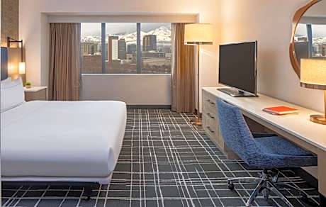 One-Bedroom King Suite with Mobility Accessible Tub