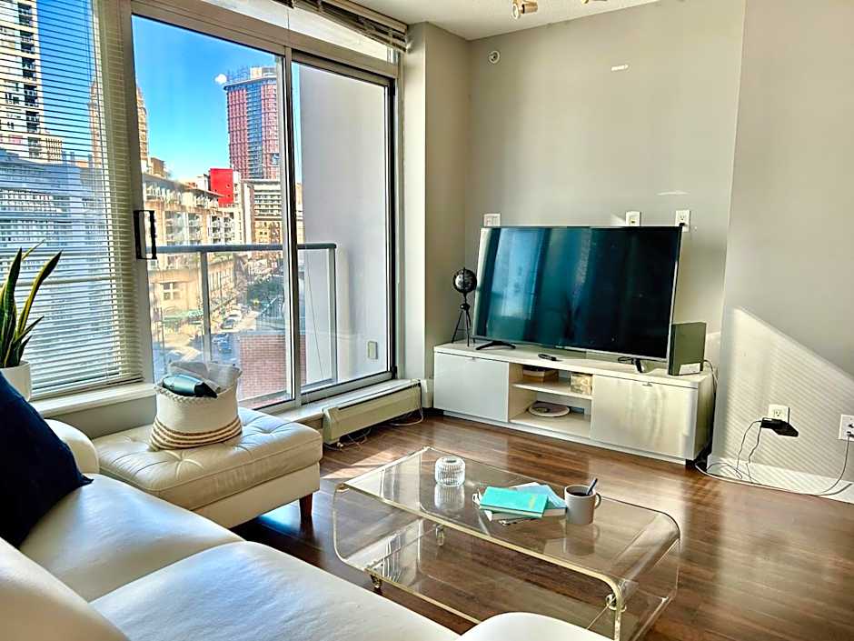 Modern spacious Apt plus Solarium and Den in Downtown Vancouver with Parking and Pool