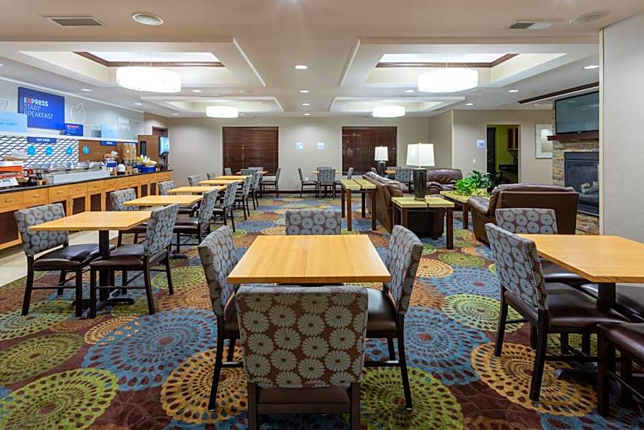 Holiday Inn Express and Suites Rochester West-Medical Center By IHG