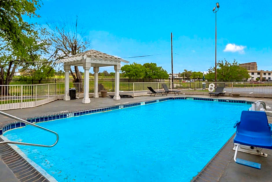 Motel 6 Dallas Market Center