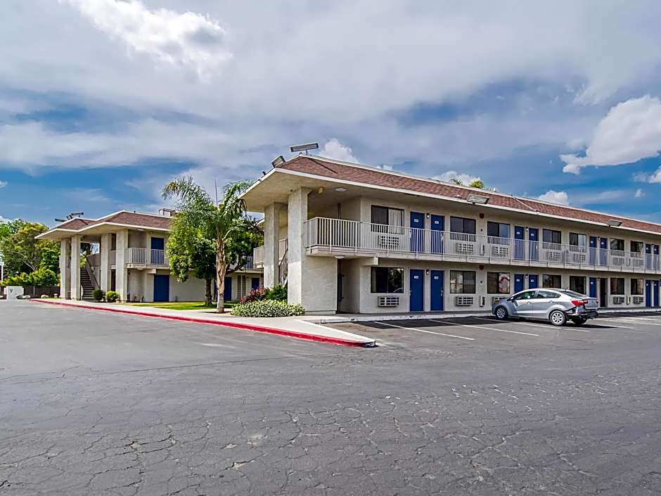 Motel 6-Bakersfield, CA - Airport