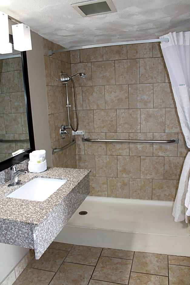 Days Inn & Suites by Wyndham Springfield on I-44