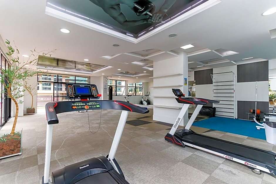 Apto em frente ao shopping com piscina aquecida