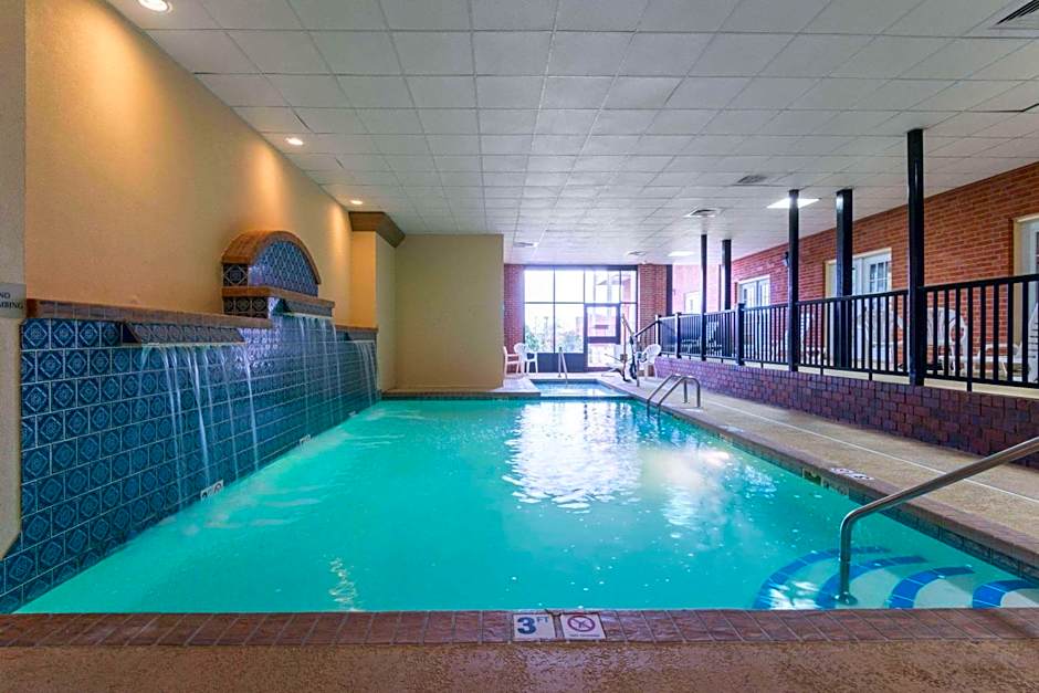 Ramada Hotel & Convention Center by Wyndham Topeka Downtown