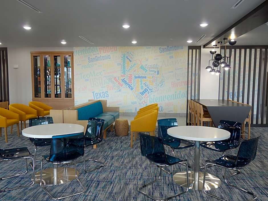 La Quinta Inn & Suites by Wyndham San Antonio Alamo City