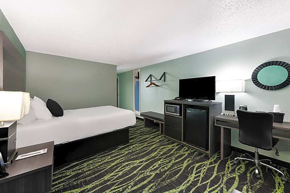 Baymont by Wyndham Liberty MO
