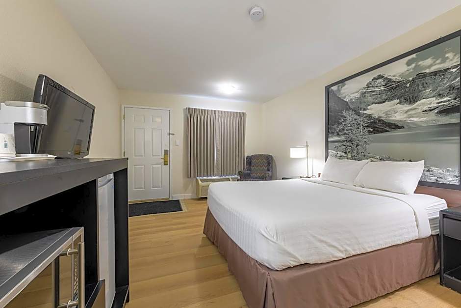 Super 8 by Wyndham Golden