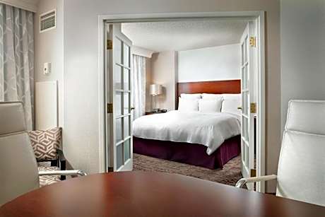 One-Bedroom Conference King Suite